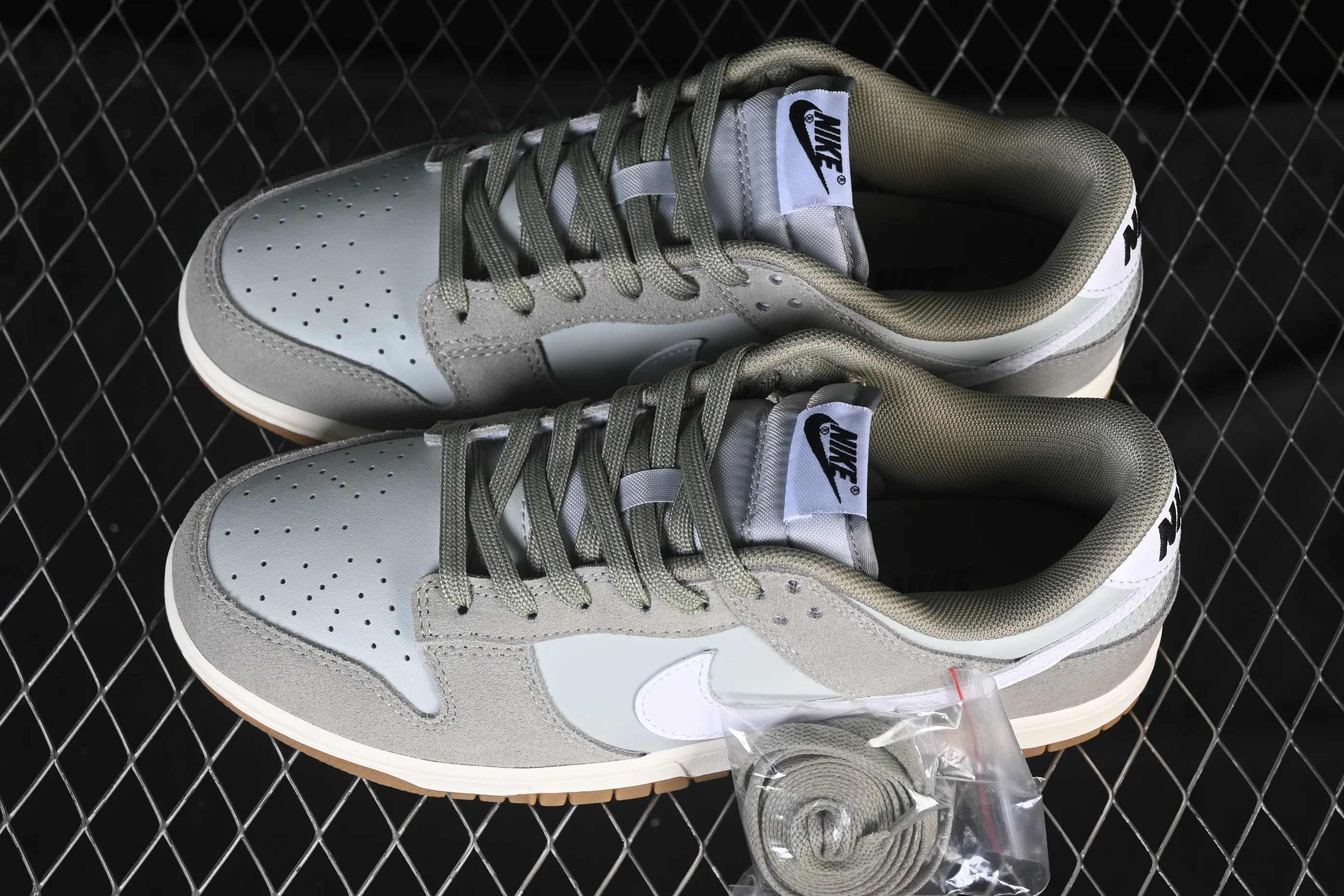 All categories Nk SB Dunk series Nk SB Dunk Low low-top sneakers Nike SB Dunk Low gray-white low-top casual sneakers IB6399-002